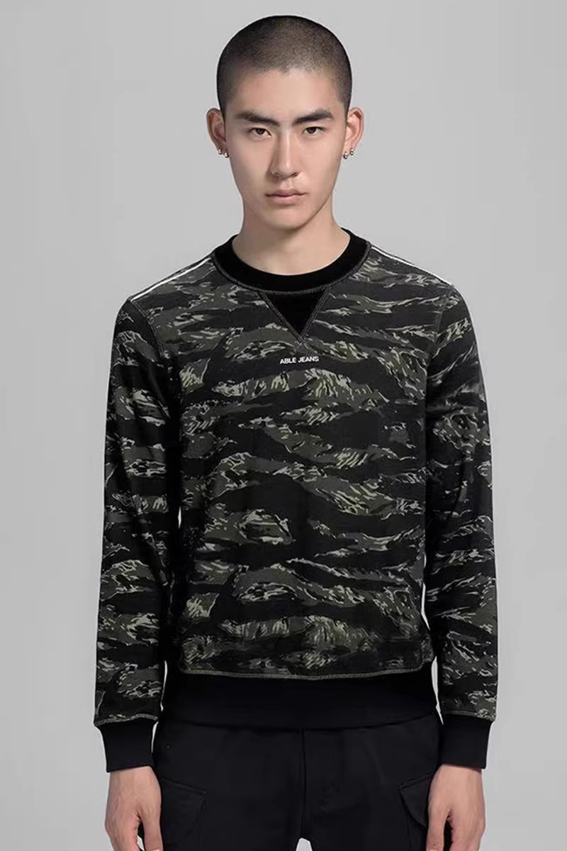 ABLEJEANS休闲套头卫衣