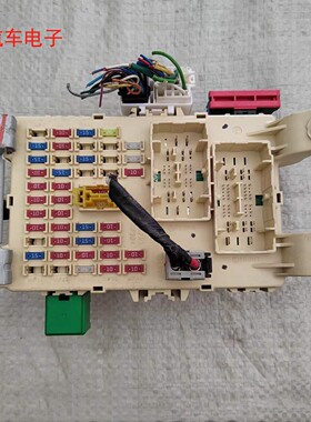 瑞纳室内仪表台保险丝盒继电器盒总成91950-0U540 91950--0U541