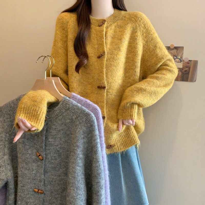 大码女装2025秋季新款胖MM时尚百搭牛角扣圆领开衫上衣长袖毛衣潮,女装/女士精品,大码内搭,淘宝优惠券,粉丝福利购,淘宝优惠卷