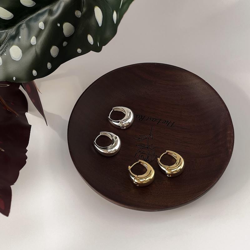 极简风金属水滴素圈耳环2024新款爆款小圆耳扣秋冬耳饰女百搭高级