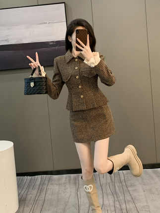 茶系穿搭富家千金套装女秋冬格纹小香风外套百搭高腰半身裙两件套