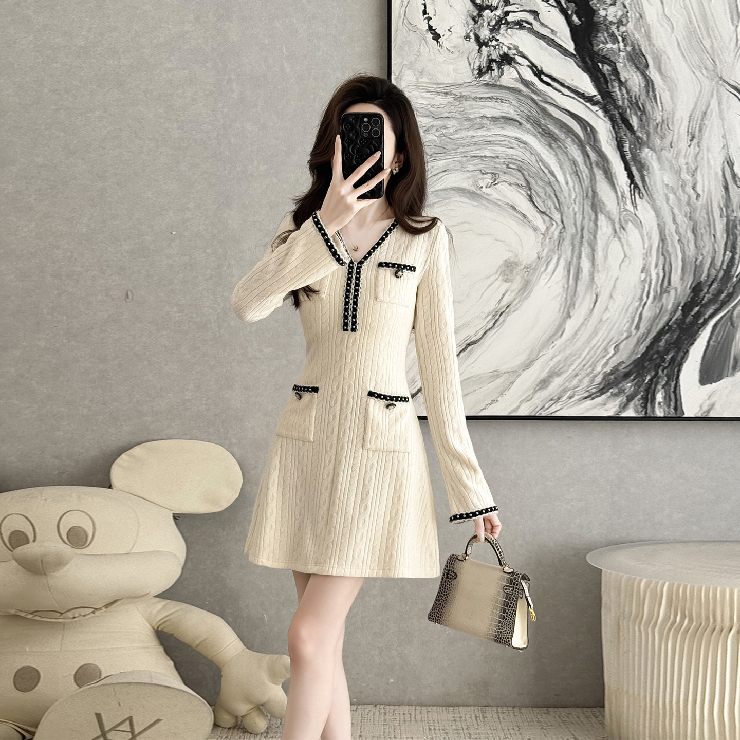 小香风钉珠缀饰V领长袖针织连衣裙女秋冬季轻奢优雅风修身短裙子