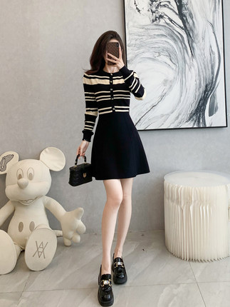 高级感撞色条纹针织连衣裙女秋冬季复古收腰显瘦气质修身毛衣裙子