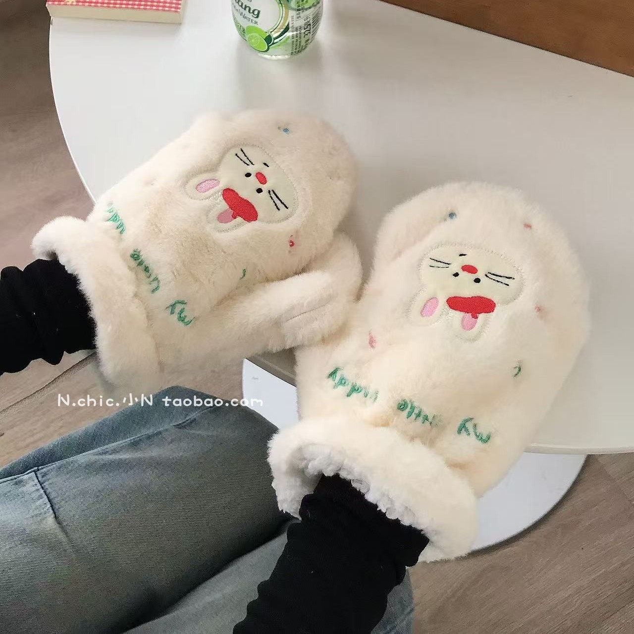 可爱卡通派对小狗毛绒挂脖手套冬季保暖加厚防寒学生骑行挂脖手套