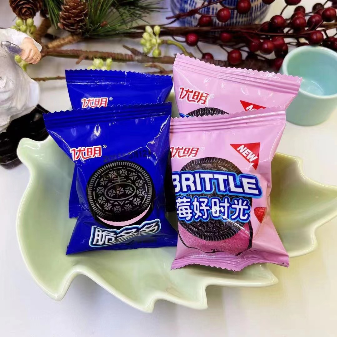 果味夹心巧克力饼干优明奶油香小包装零食品水果草莓味儿童小黑饼