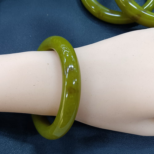 天然岫玉手镯女款玉石手镯牛油果绿飘红草红糖