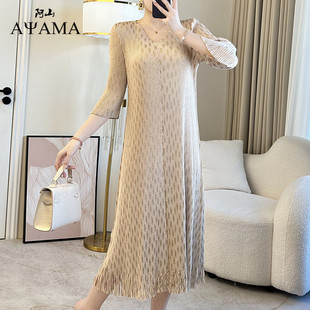 2025新款高级感重工褶皱V领烫金中袖宽松大码洋气流苏条纹连衣裙