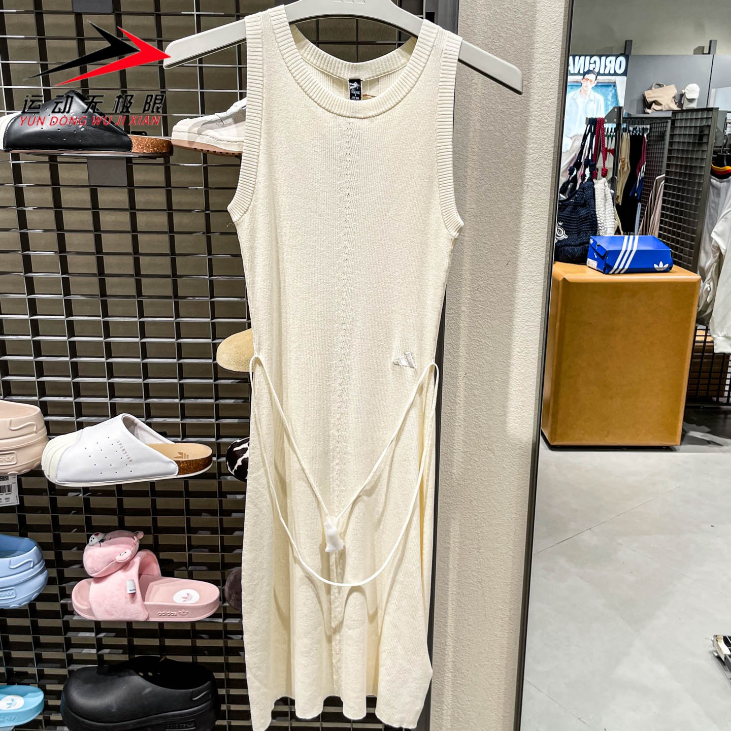 Adidas阿迪达斯女装2026新款时尚简约柔自贵系列无袖连衣裙LE6027