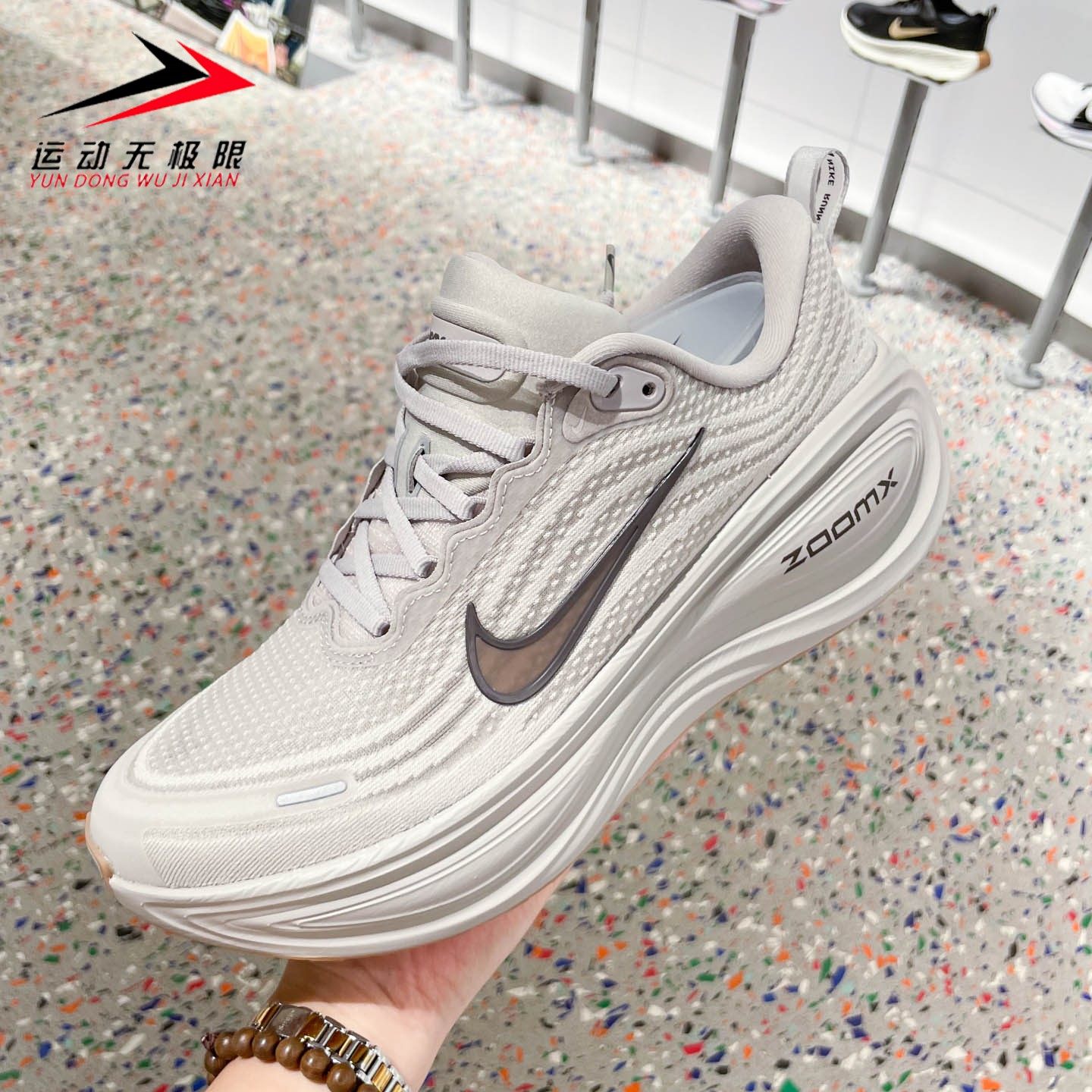 NIKE耐克男鞋2025冬款VOMERO PLUS减震透气回弹跑步鞋 HV8150-005