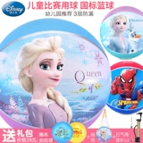 Дисней детского сада детей и детей тренируют баскетбол