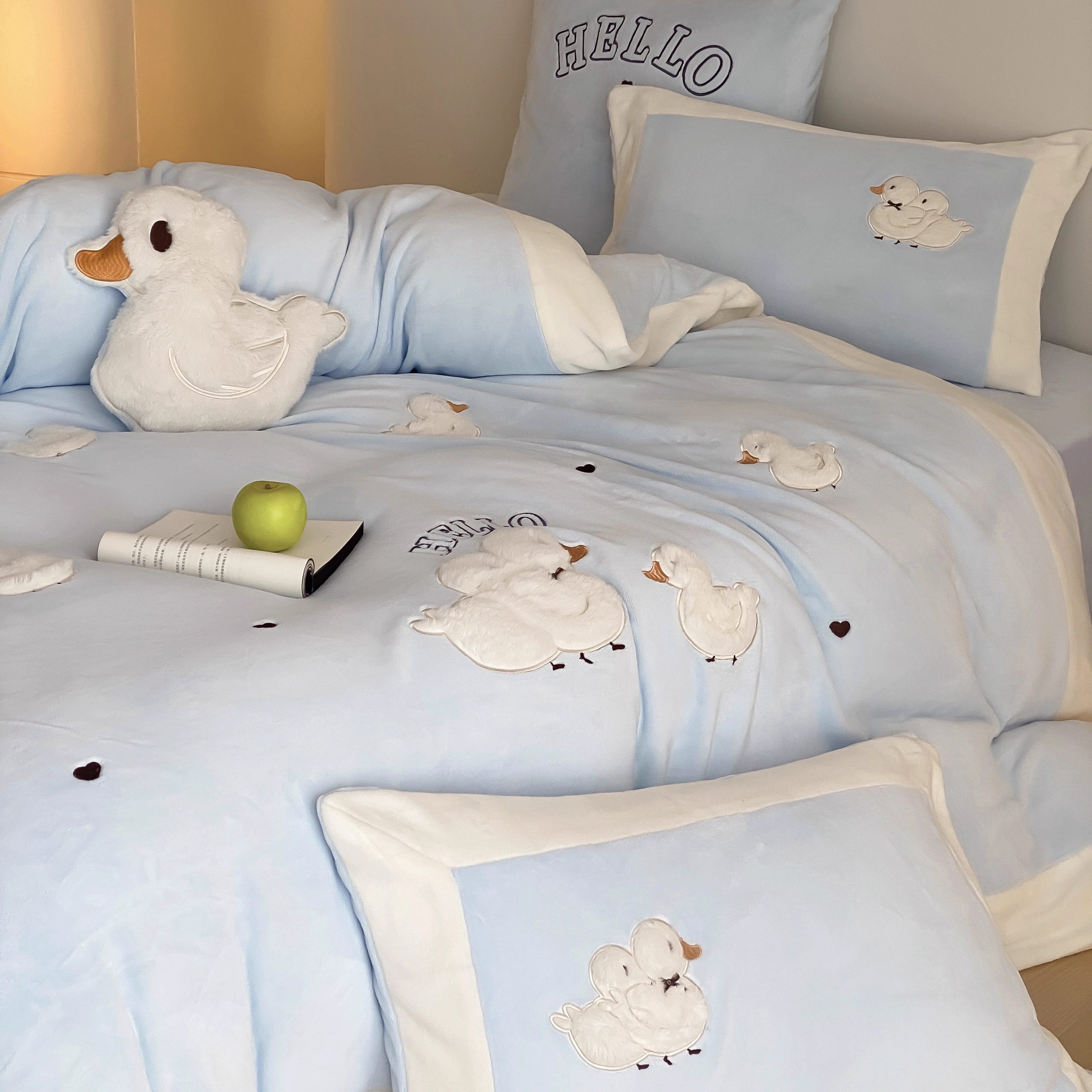 送抱枕ins秋冬保暖牛奶绒床单四件套蓝色小鸭子加绒加厚被套床品