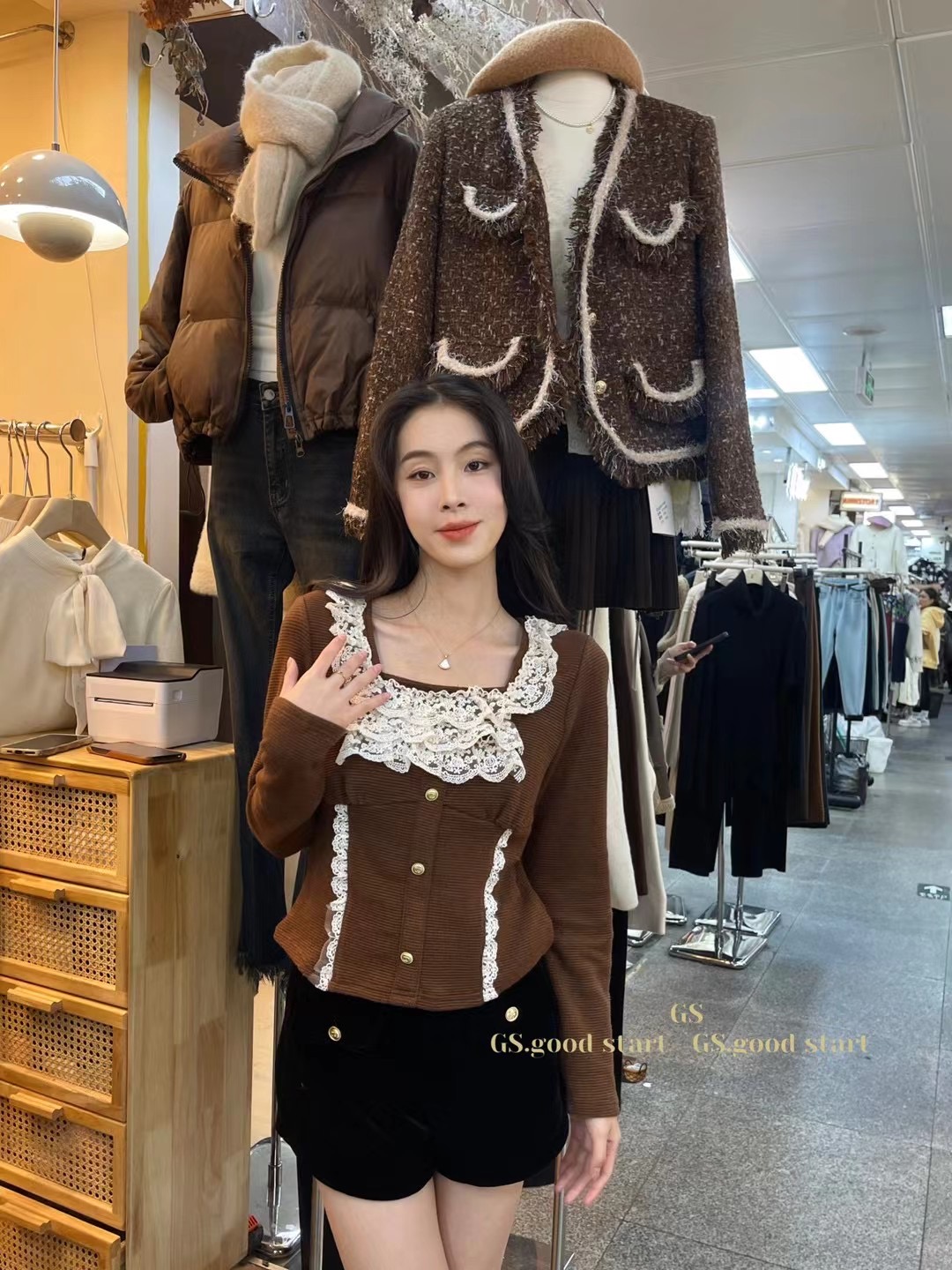 GS博主穿搭高级感温柔翻领长袖T恤女设计感拼接蕾丝边修身打底衫