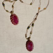 Ruby. 七月生辰石.红宝石与祖母绿红蓝宝编绳项链藤蔓