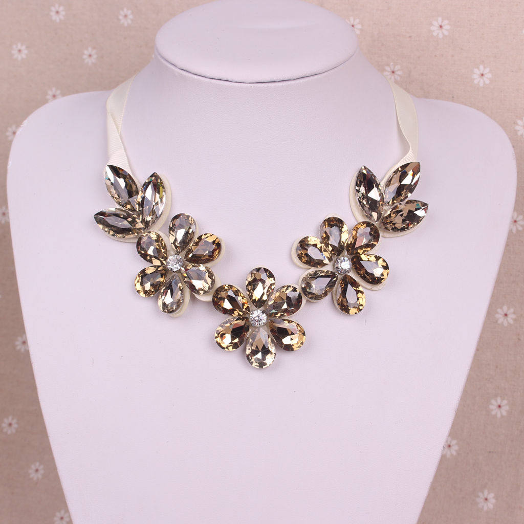 2021 NEW VERSATILE V-SHAPED EUROPEAN AND AMERICAN BIG BRAND FLOWER GLASS CRYSTAL NECKLACE FAKE COLLAR