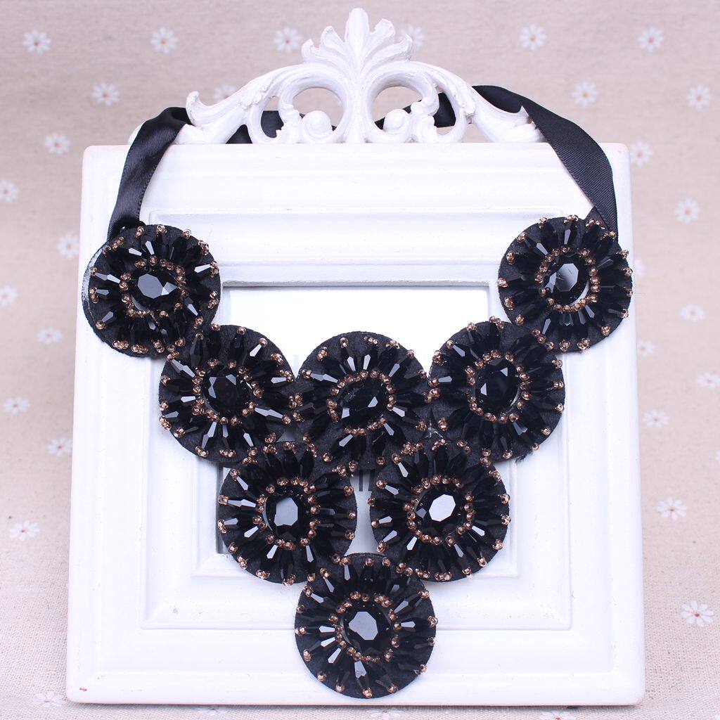 KOREAN VERSION OF CLOTHING ACCESSORIES 8 HOLLOW CRYSTAL BULLS EYE EUROPEAN AND AMERICAN EXAGGERATED FASHION BEADED NEW FAKE COLLAR NECKLACE