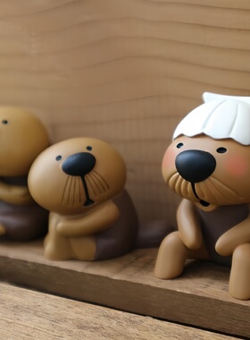 日本进口树脂摆件散步蒸桑拿捉泥鳅海獭企鹅八哥犬桌面治愈装饰