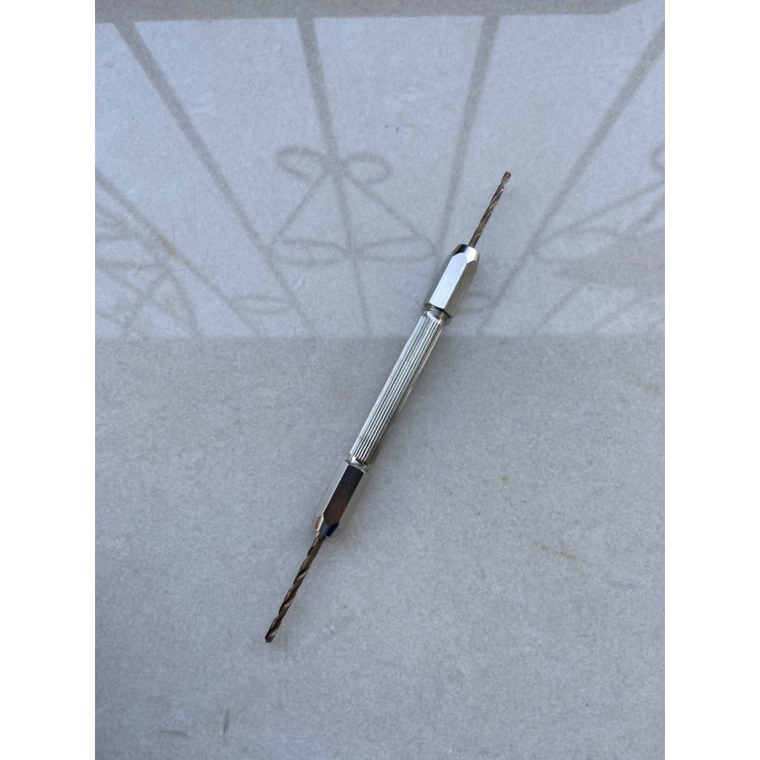 新品羽毛球拍胶粒换护线管钉边工具钻钉手钻卡住取不出掉框里