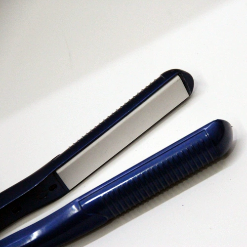 Прямые волосы с воздушным челком.