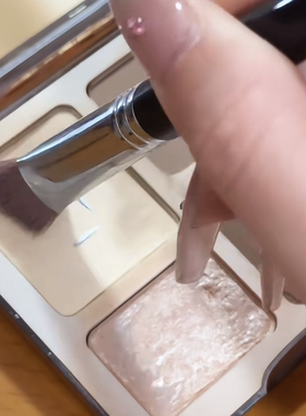 面部提亮的小tips 三角形提亮面部平整度修容高光刷 四色修容盘