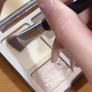 面部提亮的小tips 三角形提亮面部平整度修容高光刷 四色修容盘