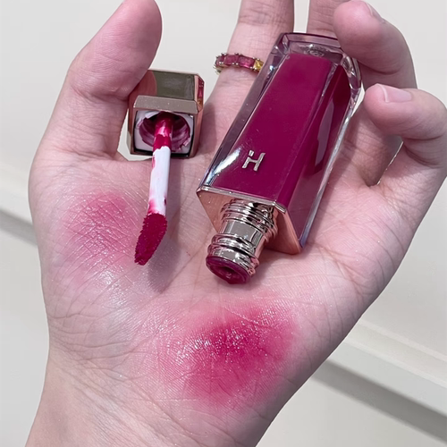 清冷美女的颜色 姐很高贵 春夏镜面水光嫩嘟嘟唇釉 玫红色玫紫色
