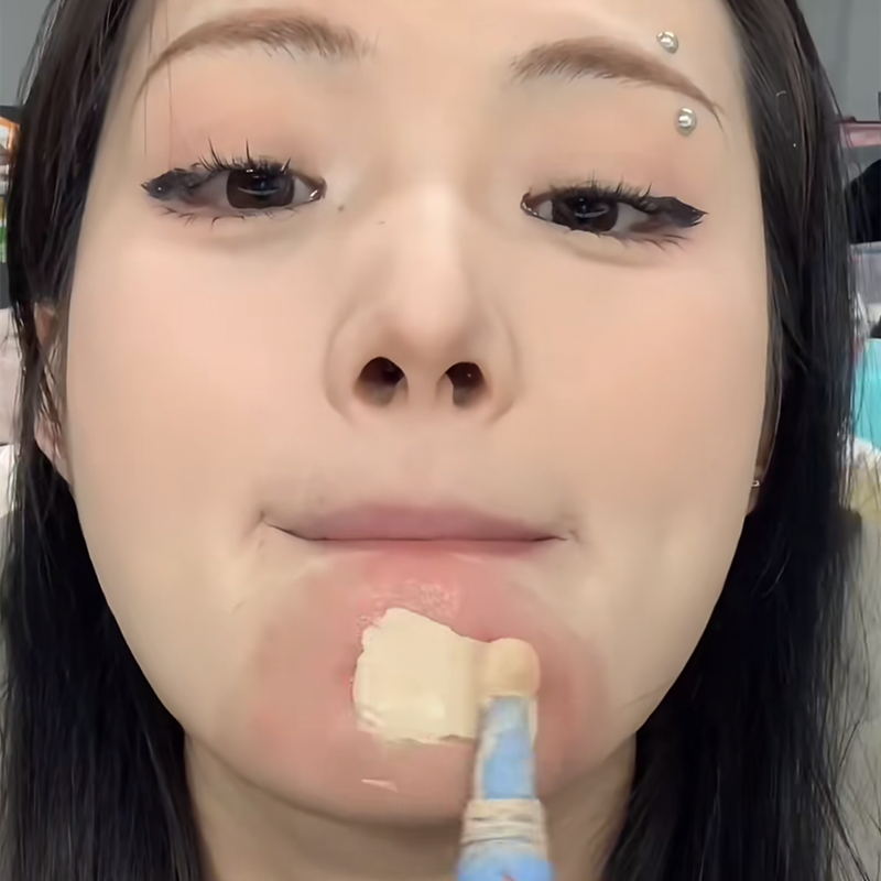 补完像镶了个面具 轻便遮瑕液提亮液粉底液提亮高光膏急救补妆液