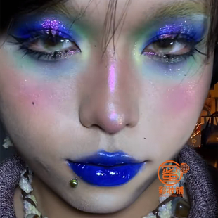 蓝色妖姬 知道你爱玩冷门但别邪门啊！抽象口蓝cos朋克万圣节唇釉