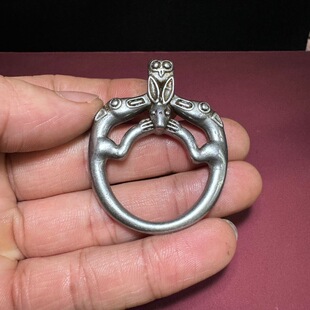 尼泊尔藏传复古包浆天铁錾刻鹿头瑞兽法器挂件实心陨铁兽环吊坠