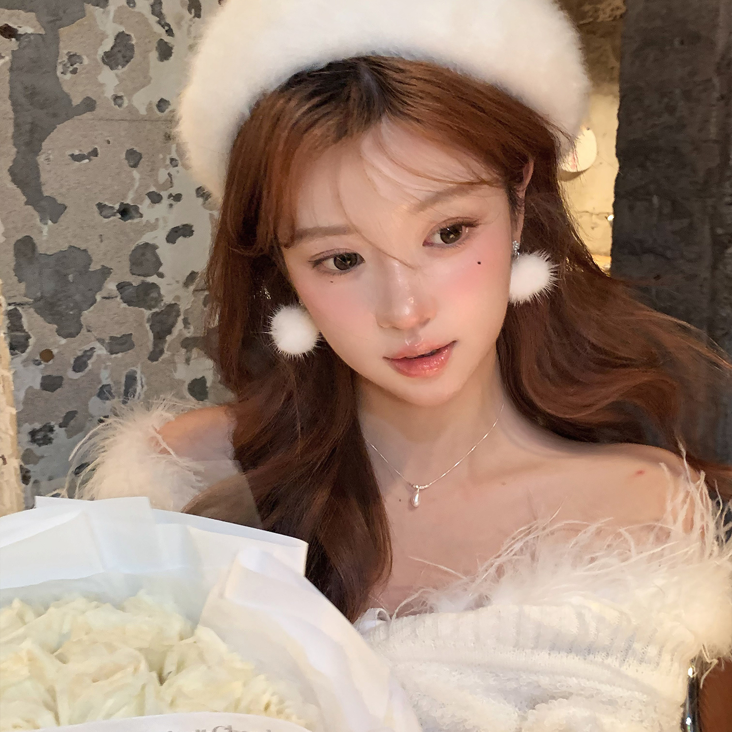 雪夜精灵~白色毛球耳钉