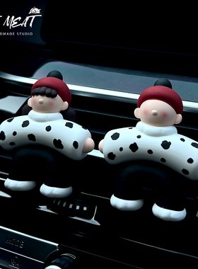 车载香薰创意可爱简约风情侣娃娃出风口夹中控装饰扩香石车内饰品