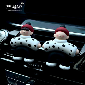 车载香薰创意可爱简约风情侣娃娃出风口夹中控装饰扩香石车内饰品