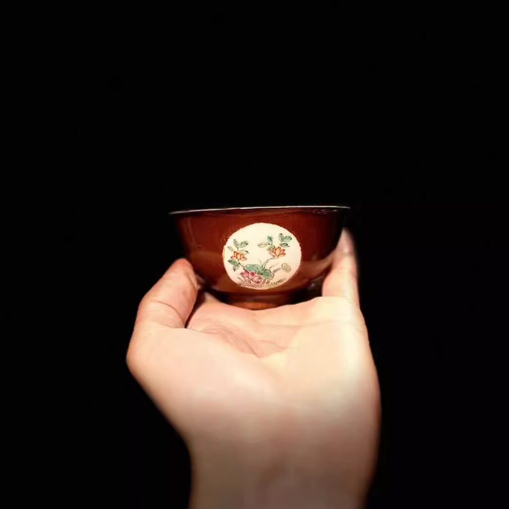 清末时期粉彩主人杯 酱色开窗手绘花卉图茶圆杯 工夫茶道品茗小盏