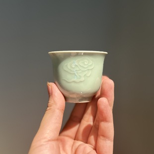 70年代出口海外龙泉青瓷粉青梅子 托烧工艺刻云纹工夫茶品茗杯60c
