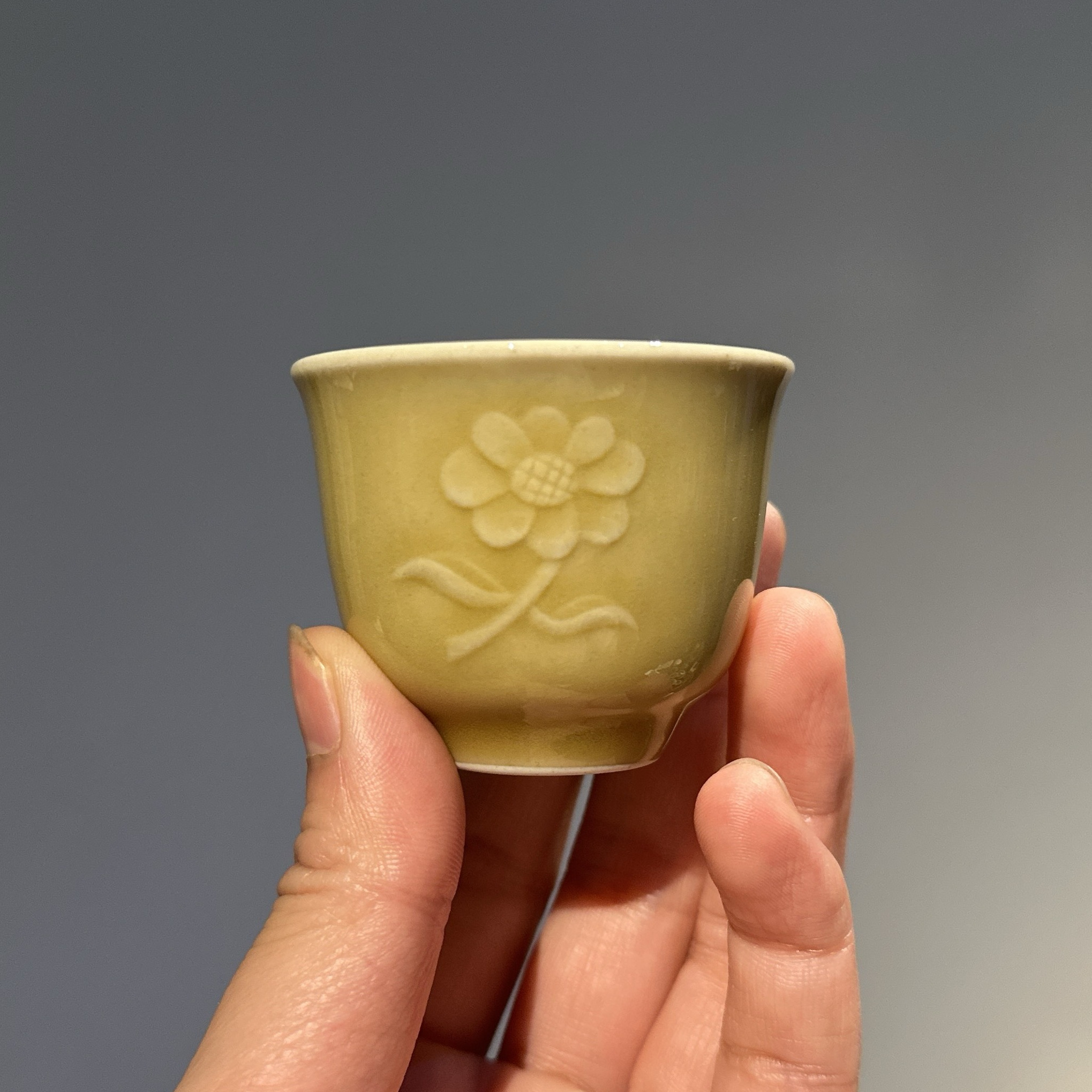 80年代老厂龙泉青瓷鳝鱼黄色 刻向日葵花铃铛杯工夫茶道品茗杯50c