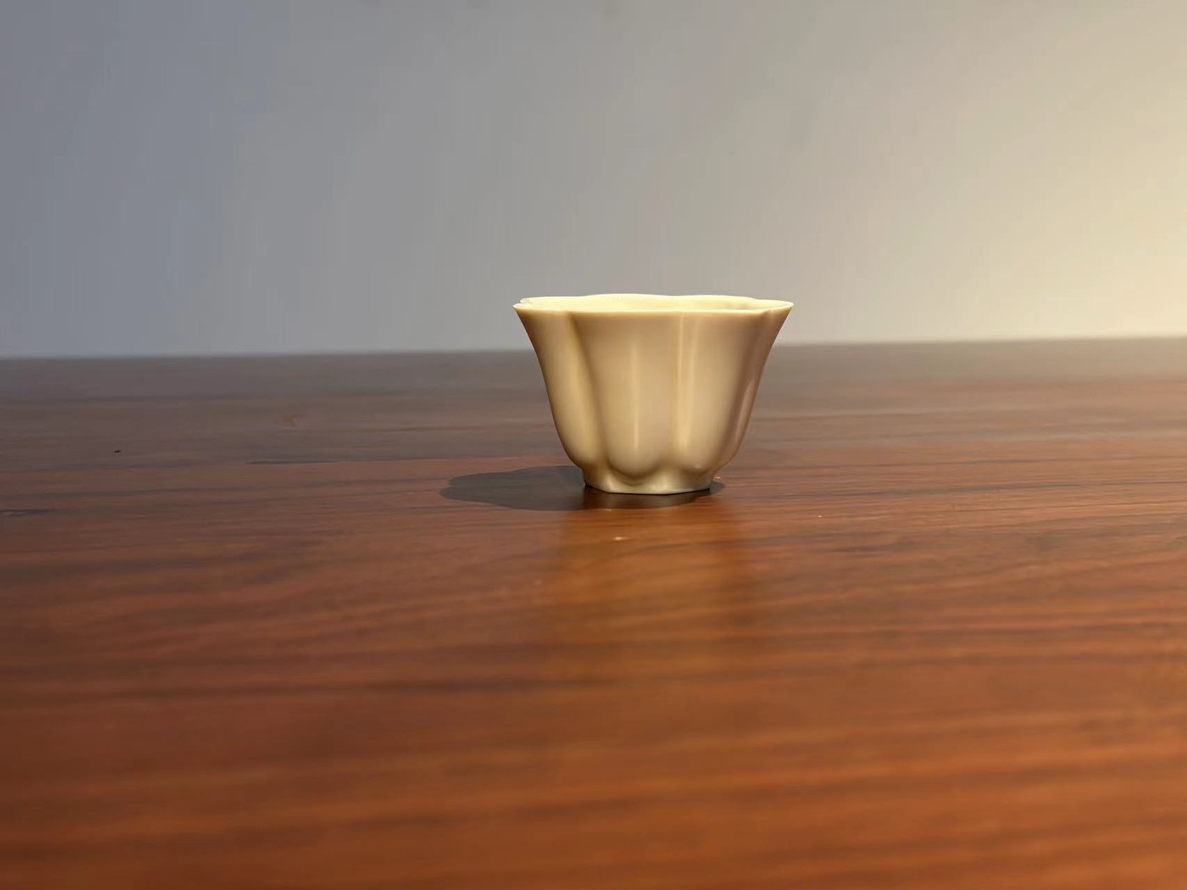 80年仿明老德化窑象牙白瓷 温润如玉小号工夫茶杯 葵口花形釉润厚