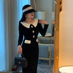 魅鹊2025秋冬新款法式复古赫本风黑金丝绒修身显瘦连衣裙