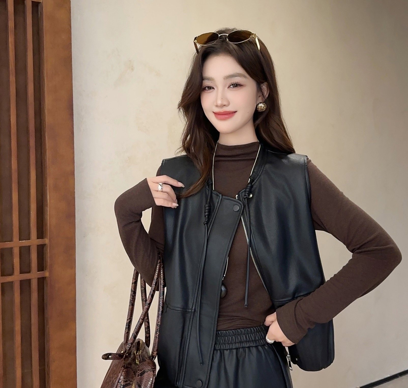 2025冬季短款时尚蛋白皮加棉马甲女欧洲站保暖圆领拉链坎肩外套,女装/女士精品,马夹,淘宝优惠券,粉丝福利购,淘宝优惠卷