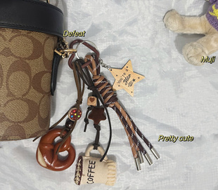 秋冬棕可爱碱水面包ins包包挂件咖啡玩偶登山绳钥匙扣装饰挂链