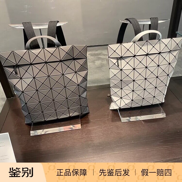 日本正品ISSEYMIYAKE三宅一生包包BLOCKY系列磨砂黑双肩包 后背包 - 实物图