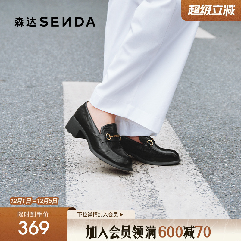 简约大方的皮革表面，搭配金属链装饰