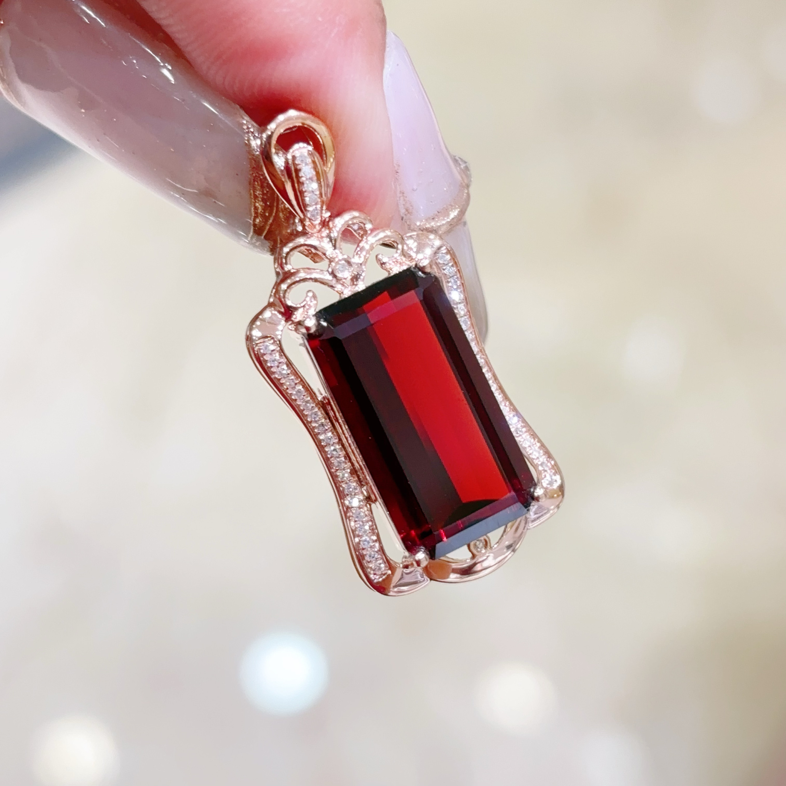 94ct 18k金镶嵌石榴石吊坠 2828