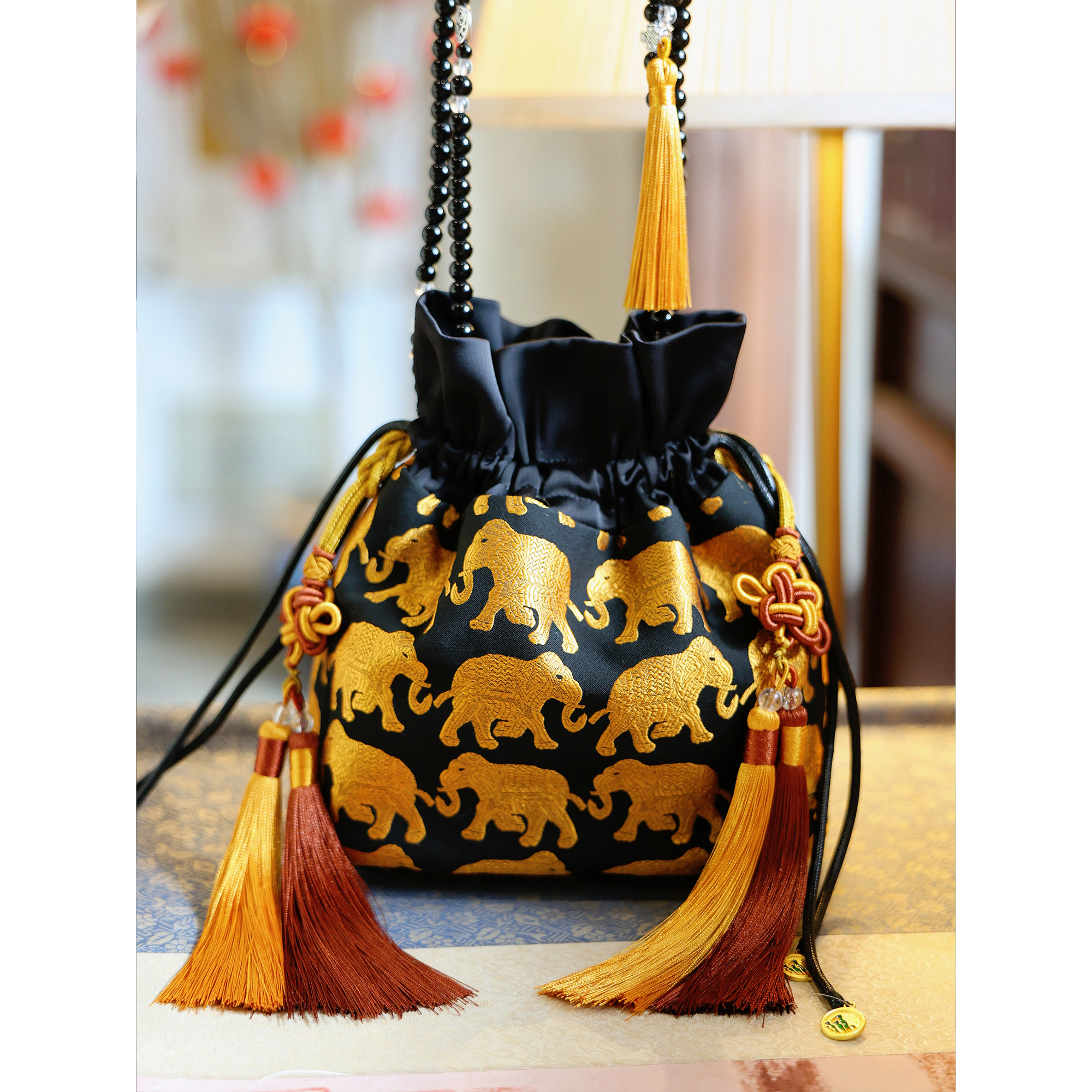 小众刺绣大象图案民族风手提包女复古流苏束口抽绳串珠手机斜挎包