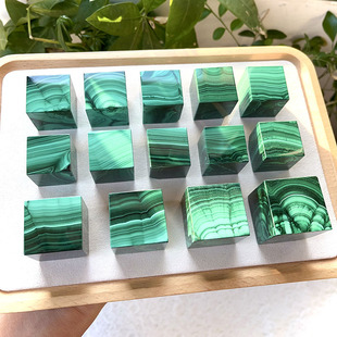 天然孔雀石正方体方糖可站立孔雀石原石打磨纹理好看水晶饰品摆件