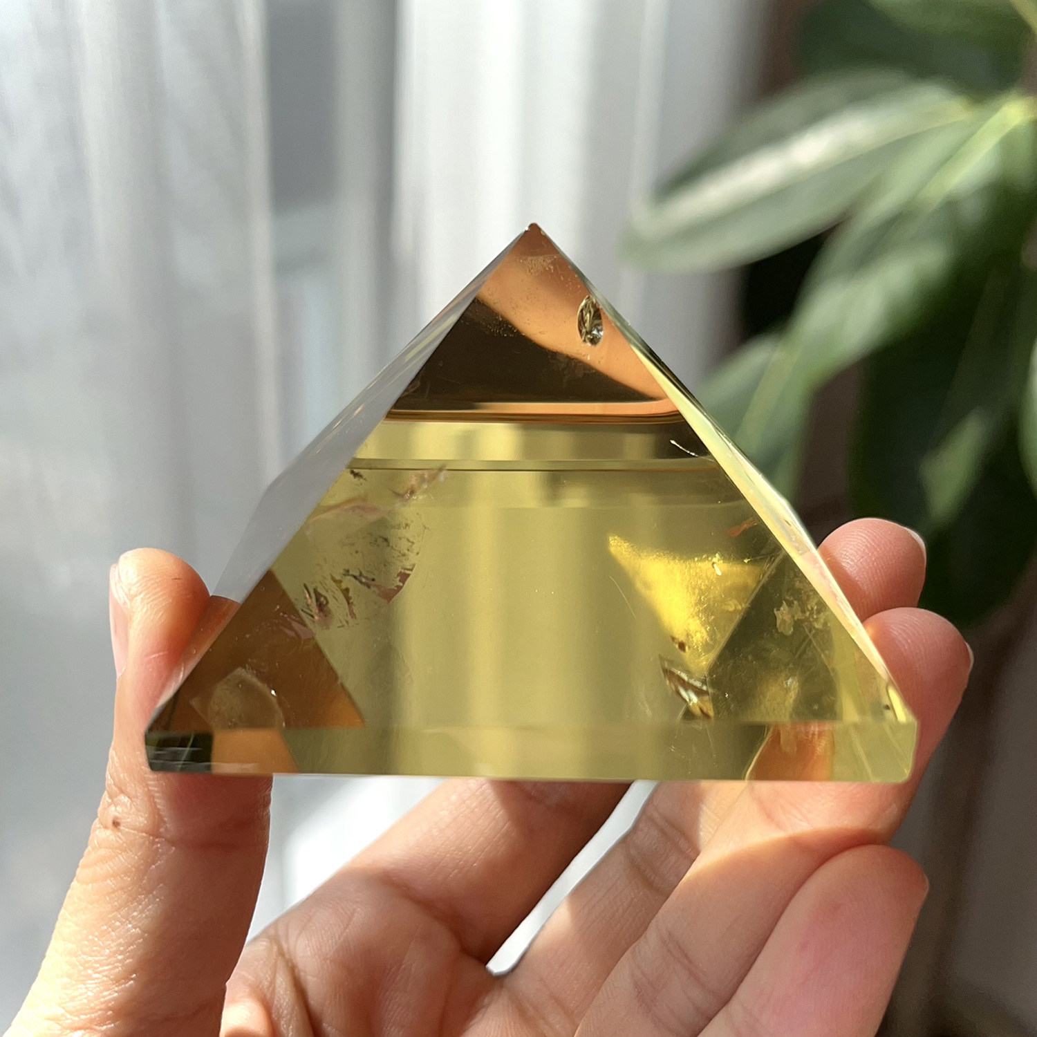 天然巴西黄水晶金字塔