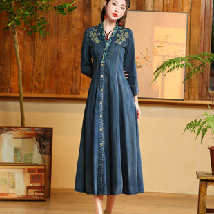 秋装复古中国风重工刺绣牛仔连衣裙2026新款气质显瘦V领开衫长裙