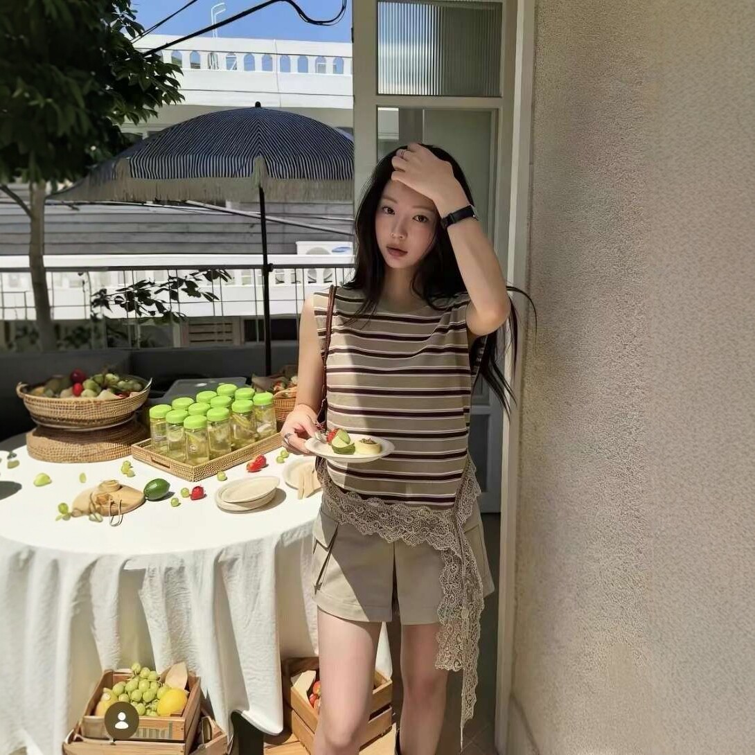 时髦设计感蕾丝无袖条纹背心潮