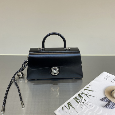 新款时尚定型盒子小方包手提