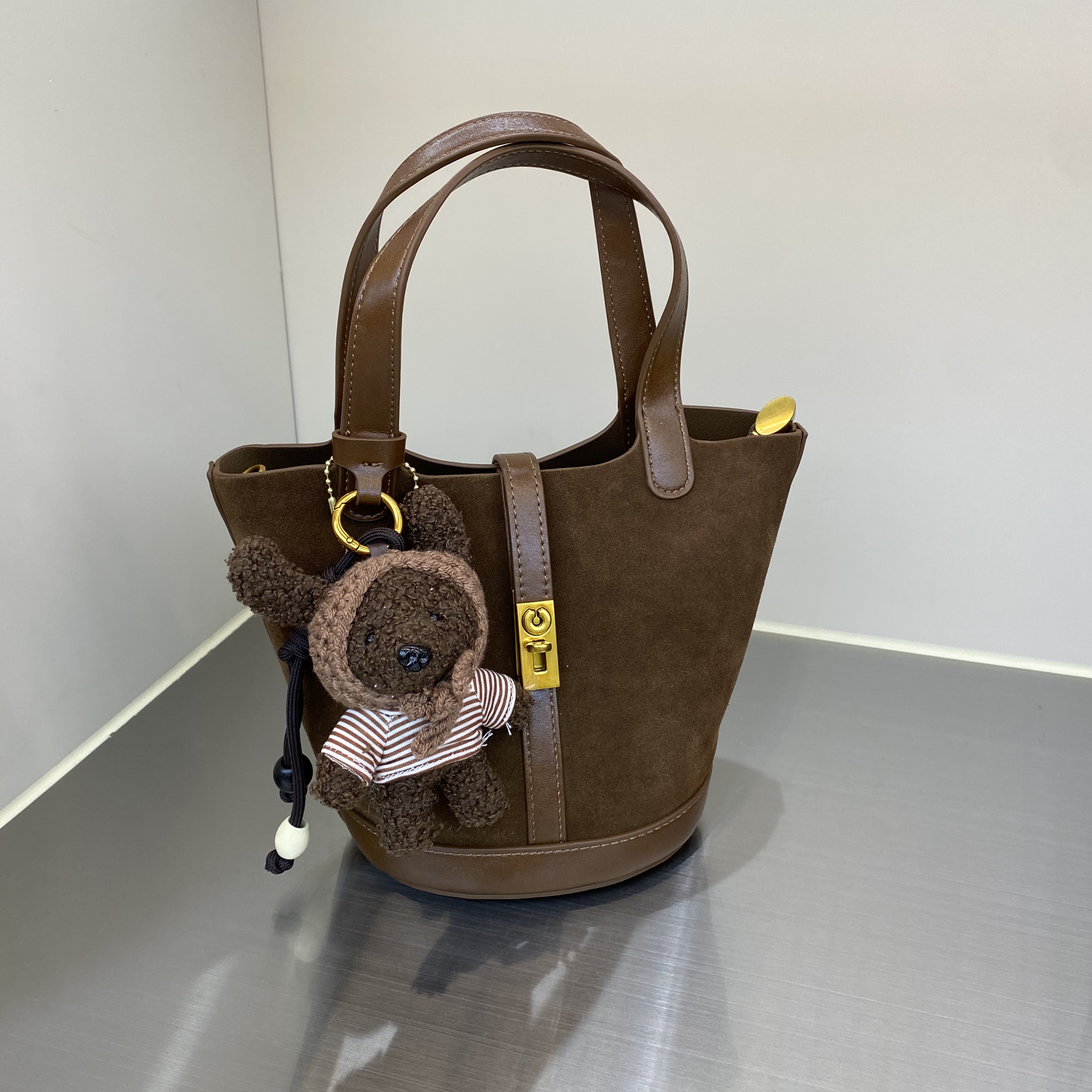 磨砂皮手提水桶包2025新款小众设计复古女包潮流百搭单肩斜挎包包