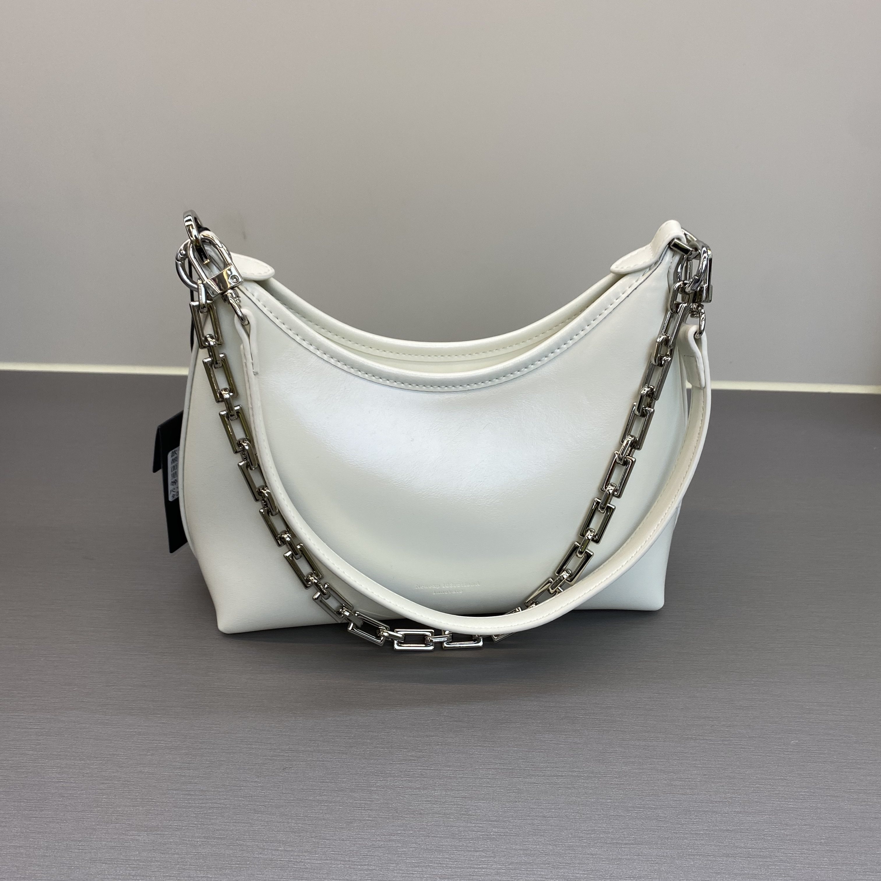 2026韩版新款时尚月牙包高级感链子单肩腋下包油腊皮百搭斜挎女包