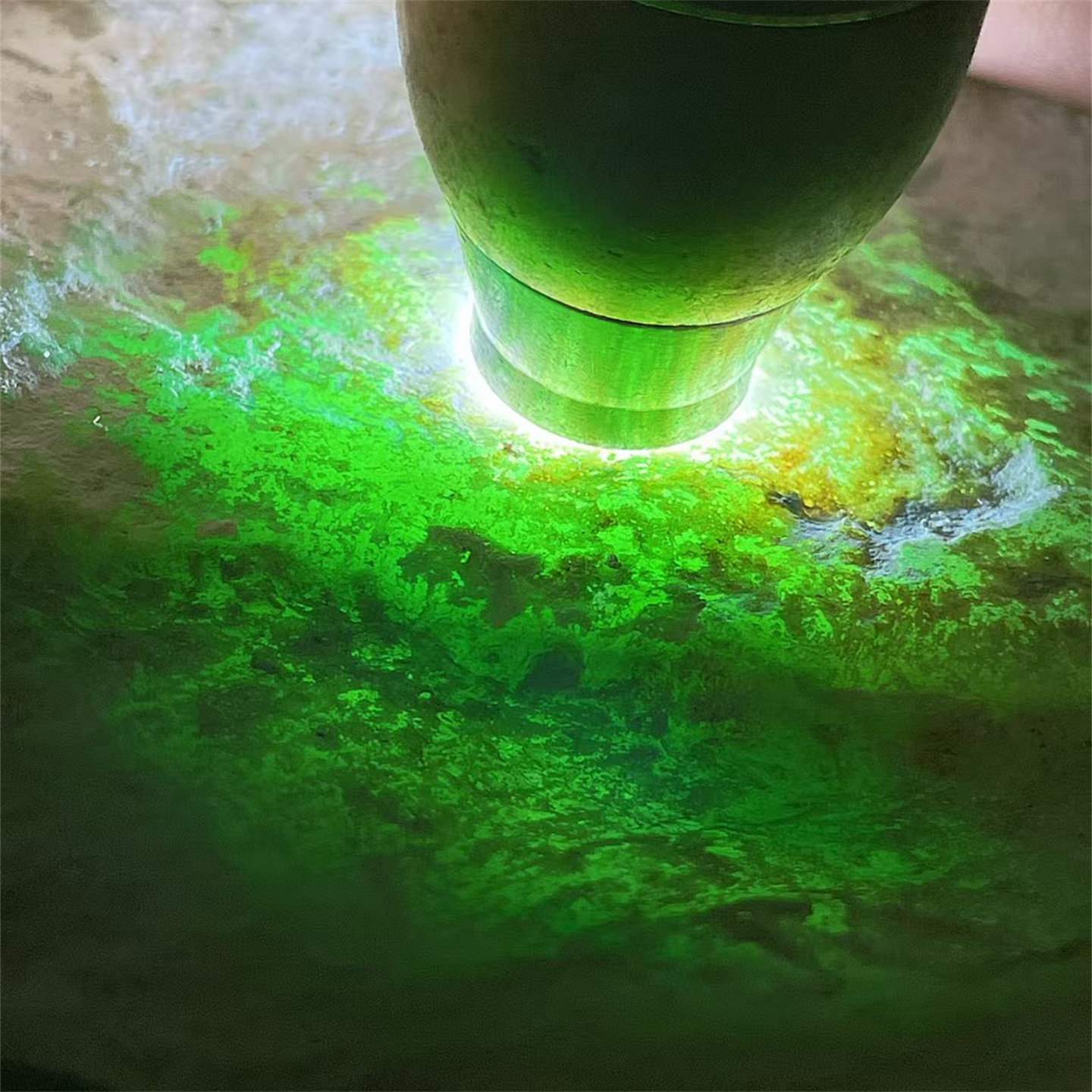 TT16773缅甸天然翡翠原石老坑木那场口飘花牌子料 重1.6公斤